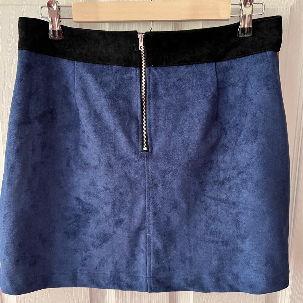 Venus new without tags  patch faux suede skirt. Size M with zipper back - Picture 6 of 10